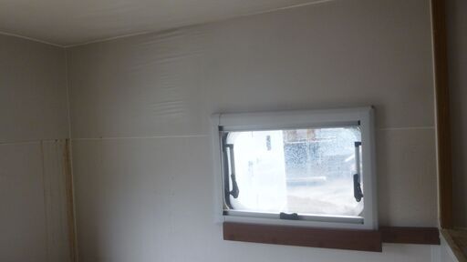 仮設の部屋にハイラックス用トラックキャンパー後載せシェル避難部屋に  