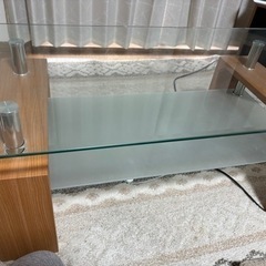 ガラス板のテーブル
