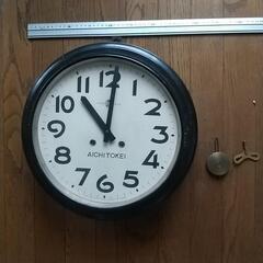 ゼンマイで動く柱時計　古いです