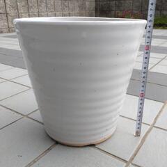 【引取り先決定】白い植木鉢　高さ25cm×径26cm