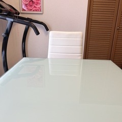 ガラスのテーブル　白の椅子2脚