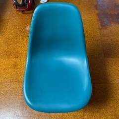 アイボリー色の椅子