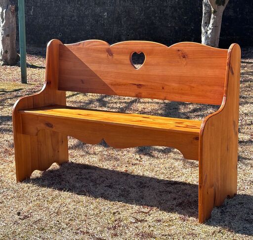 群馬県内無料配送！ ビンテージ カントリーベンチ カントリー家具 木製椅子 長椅子 ハート透かし 幅115㎝　木目の表情、温もりある佇まいが素敵です！