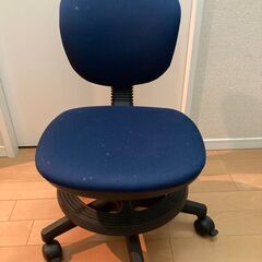 子供用の椅子（勉強机に付属していた椅子です）