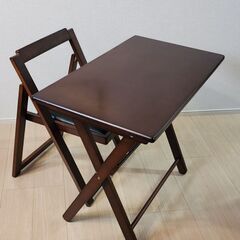 折り畳み椅子とテーブル