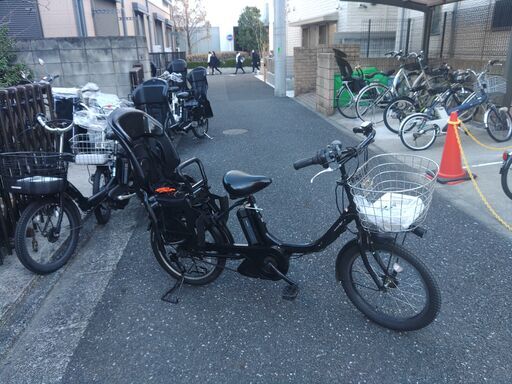 324土日もお子様と土足のままご試乗可能です。バカ親切な電動自転車屋  ️２０インチ、チャイルドシート、２人乗り、３人乗り、１人乗り電動自転車    オプション無料。後ろチャイルドシートをかごに変更して１人乗りに変更も可能です。  １回の充電で３０ｋｍ以上の走行が可能です。山手線を半周くらいの距離を走れます。  バッテリーは、新品の９０％以上の性能を保持していて、コンディション良好です。  ２０インチ、チャイルドシート、３人乗り、２人乗りなど、在庫は２０台以上あります。