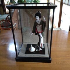 日本人形とガラスケース
