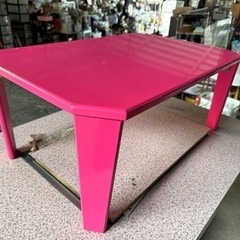 ピンクの折り畳みテーブル
