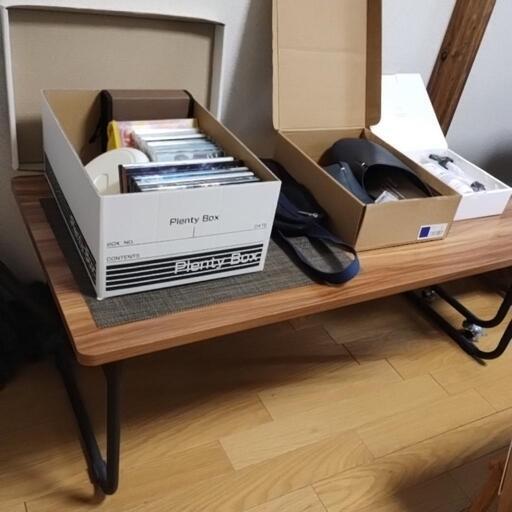 伸縮テーブル、スリッパ、サコッシュ、シャンプー.CD.DVD、加湿器