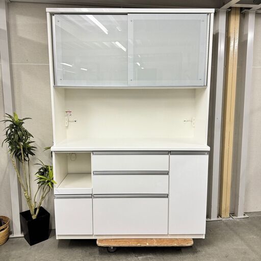 W 15960  松田家具 2枚ガラス扉キッチンボード　食器棚　幅約140cm   ◆大阪市内・東大阪市他 5,000円以上ご購入で無料配達いたします！◆ ※京都・高槻・枚方方面◆神戸・西宮・尼崎方面◆奈良方面、大阪南部方面　それぞれ条件付き無料配送あり！