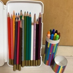 カラー鉛筆17本とクーピーのセットです。