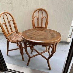籐の椅子とテーブル　テラステーブル