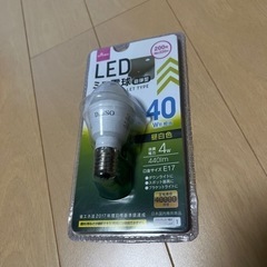 新品。ダイソー　 LED電球　40W 17E