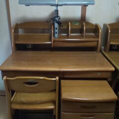 木製の学習机と木製の椅子