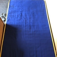 シングルベッド青色