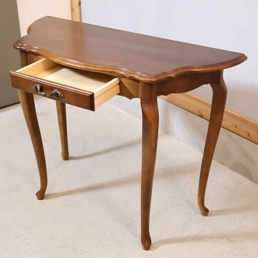 karimoku(カリモク家具)のコンソールテーブルです。アンティーク