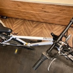 【値下げ！チェーン新品！】6段変速　LEDオートライト　27インチクロスバイク　ホワイト