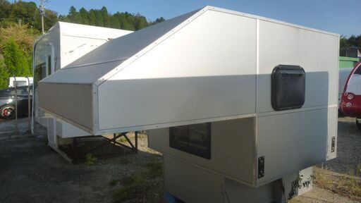 仮設の部屋にハイラックス用トラックキャンパー後載せシェル避難部屋に  