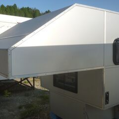 仮設の部屋にハイラックス用トラックキャンパー　後載せシェル　避難部屋にも。