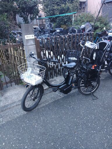 331土日もお子様と土足のままご試乗可能です。バカ親切な電動自転車屋  ️２０インチ、チャイルドシート、２人乗り、３人乗り、１人乗り電動自転車    安心保障の３カ月・無料交換保証、１００日間・点検無料サービス付き  オプション無料。後ろチャイルドシートをかごに変更して１人乗りに変更も可能です。  １回の充電で３０ｋｍ以上の走行が可能です。山手線を半周くらいの距離を走れます。  バッテリーは、新品の９０％以上の性能を保持していて、コンディション良好です。  ２０インチ、