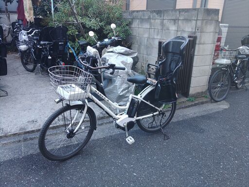 334バカ良心的な中古電動自転車屋です。ブリヂストン、ヤマハ共同生産モデル。  ️２０インチ、チャイルドシート、３人乗り、２人乗り、１人乗り、電動自転車  安心保障の３カ月・無料交換保証、無料１００日間・点検サービス付き  土日もお子様と土足のまま、いろいろなタイプのご試乗が可能です。  バッテリーは、新品の９０％以上の性能を保持していて、コンディション良好です。  １回の充電で３０ｋｍ以上の走行が可能です。山手線を半周するくらい走行可能です。  ️オプション無料。後ろ