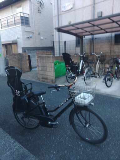 337お子様と土日も土足のまま、いろいろなタイプの電動自転車のご試乗可能です。  バカ良心的な電動自転車屋　安心の無料保証、点検サービス付き  ２０インチ、チャイルドシート、２人乗り、３人乗り、１人乗り電動自転車  電動自転車・リサイクル専門店　　ご試乗をしてから、ご購入できます。  後ろチャイルドシートをかごに変更して、１人乗りにもできます。  バッテリーは新品の９０％以上の性能です。  １回の充電で３０Ｋｍ以上走行可能でコンディション良好です。  電動自転車、在