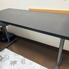 黒　テーブル　デスクワーク