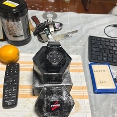 G-SHOCK黒　背後の時計もあげます。