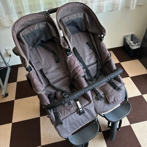 Air Buggyのダブルベビーカー 双子 年子