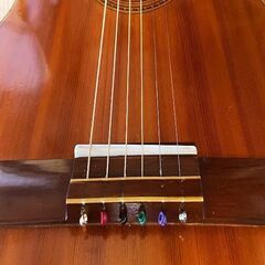 アコースティックギターの弦と真鍮サドルを装着したクラシックギター