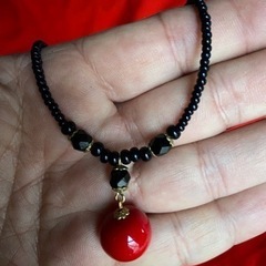エスニックスタイルの赤のとんぼ玉と黒いビーズのネックレス