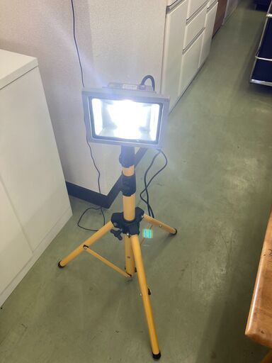 【リサイクルショップ　ピカソ　小松原】LED投光器 1灯三脚スタンド式20W★9780★