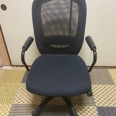 肘置き付き椅子