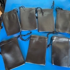黒の合皮皮っぽい袋7つ(8つありました)