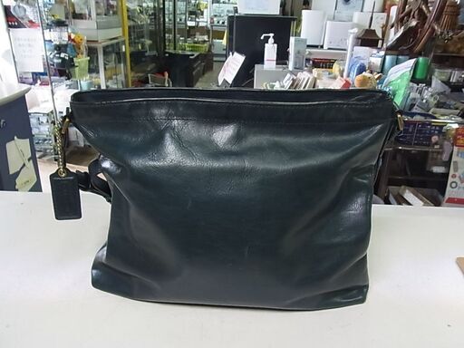 店頭にて表示価格21,978円から4,000円割引の17,978円で販売中！【⑬】COACH　コーチ　ショルダーバック　牛革　レディース　メンズ　ダークグリーン系