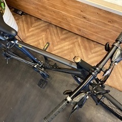 【NESTO VACANZE チェーン新品！】アルミフレーム　3×7速　700×32cクロスバイク　マットガンメタ