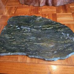 平たい石　石の置物　大型の岩　横65cm縦41cm　重さ23kg