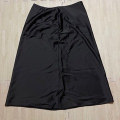 【2,990円】新品 ユニクロ サテンスカート 