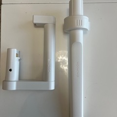 バルミューダクリーナー。１ヶ月使用。説明書や箱はありませんが付属の２品は付いています。付属品はハンディになるものと隙間掃除用のノズルでどちらも未使用です。