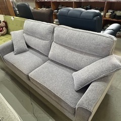 ナフコ　ゆったり座れるグレーのソファ
