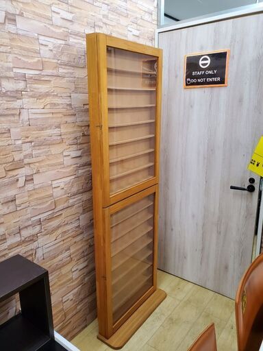 壁面コレクションラック 16段 薄型 木製 ナチュラル 上下開閉扉■横幅60cm×奥行18cm×高さ182㎝■近隣配送無料 買取帝国 朝霞店