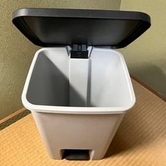 ペダル式ゴミ箱(20Lごみ袋適用)【取引済】