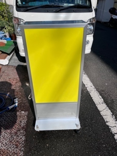 看板　中に蛍光灯が入ってます