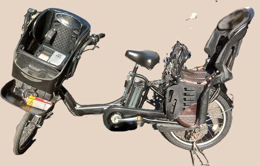 358土日もお子様と土足のままご試乗可能です。バカ親切な電動自転車屋  ️２６インチ、２０インチ、チャイルドシート、２人乗り、３人乗り、各種・電動自転車    １００日間・安心の無料点検・無料交換保証サービス付き  オプション無料。後ろチャイルドシートをかごに変更して１人乗りに変更も可能です。  １回の充電で３０ｋｍ以上の走行が可能です。山手線を半周くらいの距離を走れます。  バッテリーは、新品の９０％以上の性能を保持していて、コンディション良好です。  ２０インチ、チ