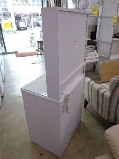 ドレッサー。座面に薄ーく色移りあり。