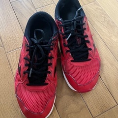 男の子　運動靴　赤　26.5センチ　ミズノ