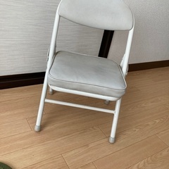 低いパイプ椅子　折り畳み式　白