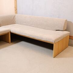 karimoku(カリモク家具)のCU57モデルのコーナーソファーです。3人掛椅子と2人掛椅子がセットのL字ソファ。ダイニングにゆとりを生むベンチスタイルのトリプルソファは北欧スタイルなどにオススメ♪