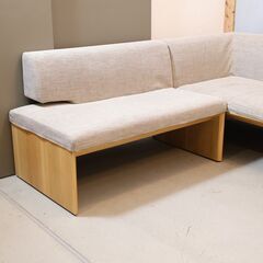 karimoku(カリモク家具)のCU57モデルのコーナーソファーです。3人掛椅子と2人掛椅子がセットのL字ソファ。ダイニングにゆとりを生むベンチスタイルのトリプルソファは北欧スタイルなどにオススメ♪