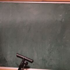 お子様が大きな黒板を占領して自由発想に描く楽しみの黒板